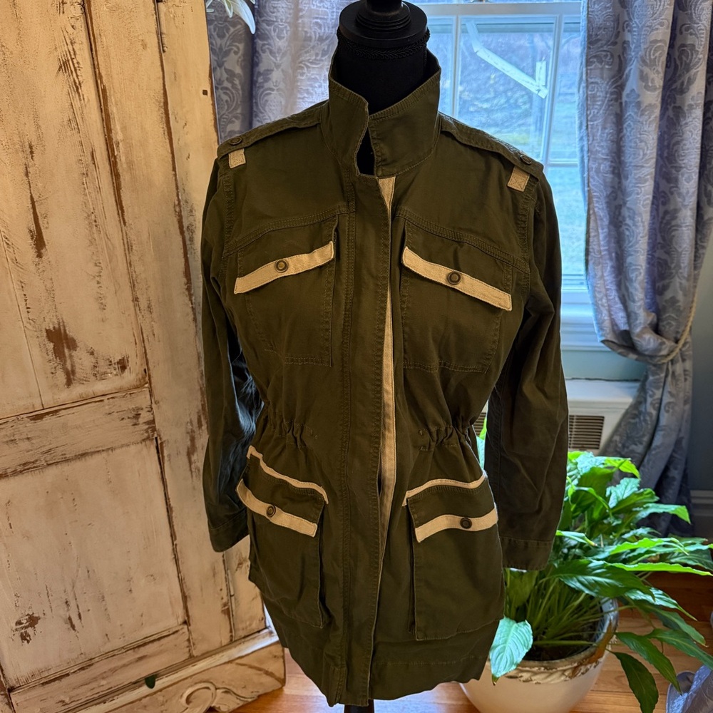 Cabi Military fatigue Anorak Style Zip up jacket. Green. Small.